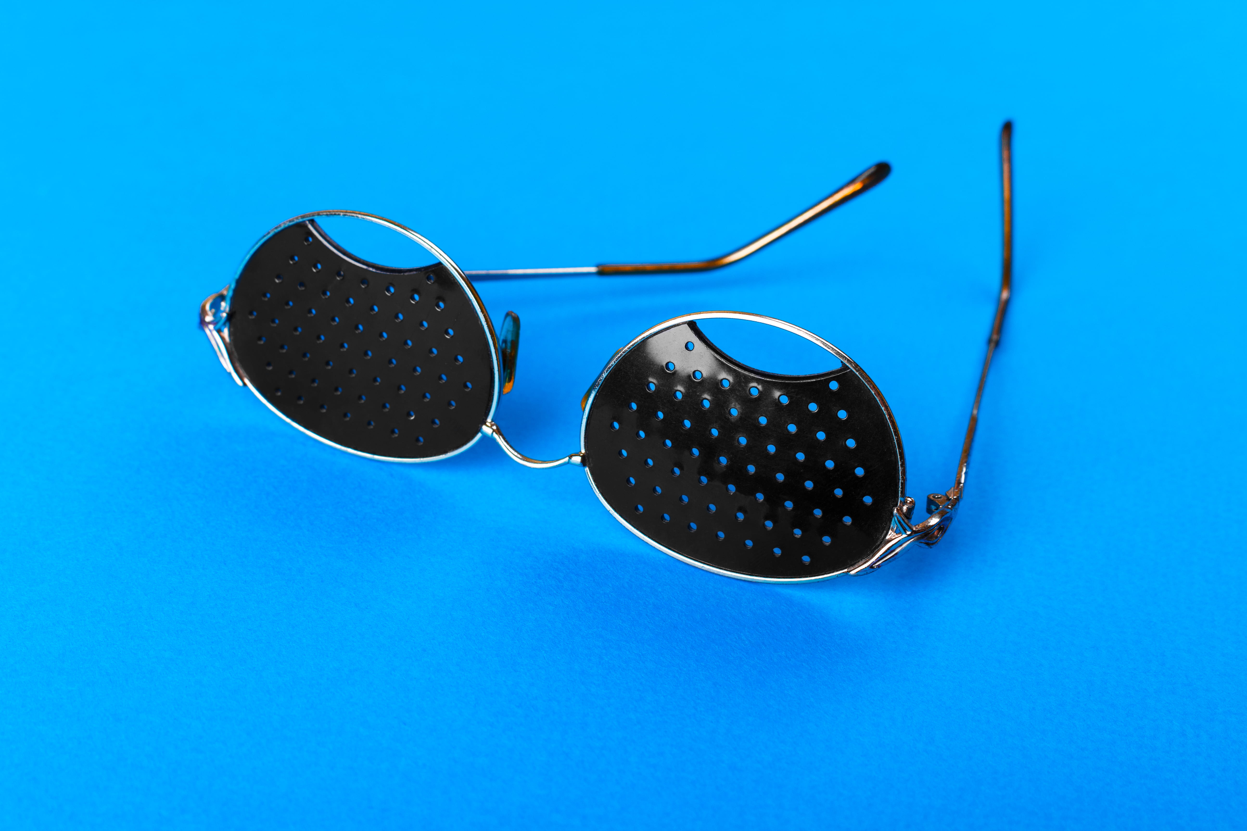 Comparación visual de lentes progresivas y bifocales, mostrando ambas gafas y explicando sus diferencias clave.