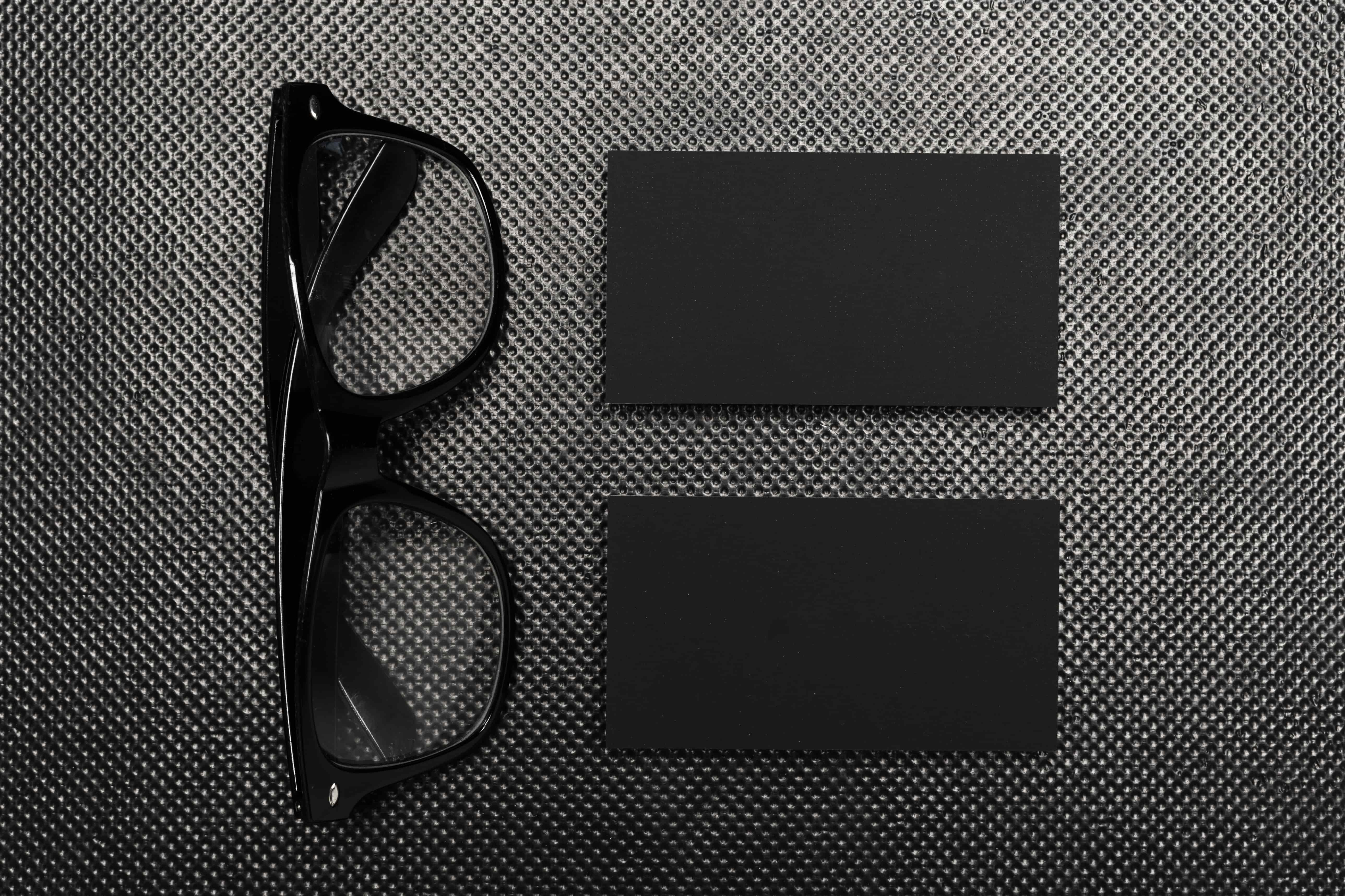 Mujer eligiendo gafas para presbicia en una óptica internacional, con varios modelos de gafas multifocales en exhibición.
